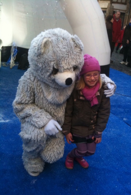 L'ours accueille les enfants dans son igloo - Noël à Vannes