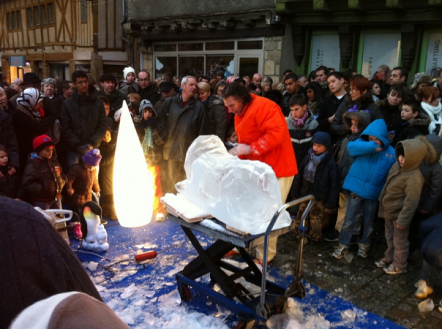 Alain Chartier, sculpteur sur glace pour les animations de Noël