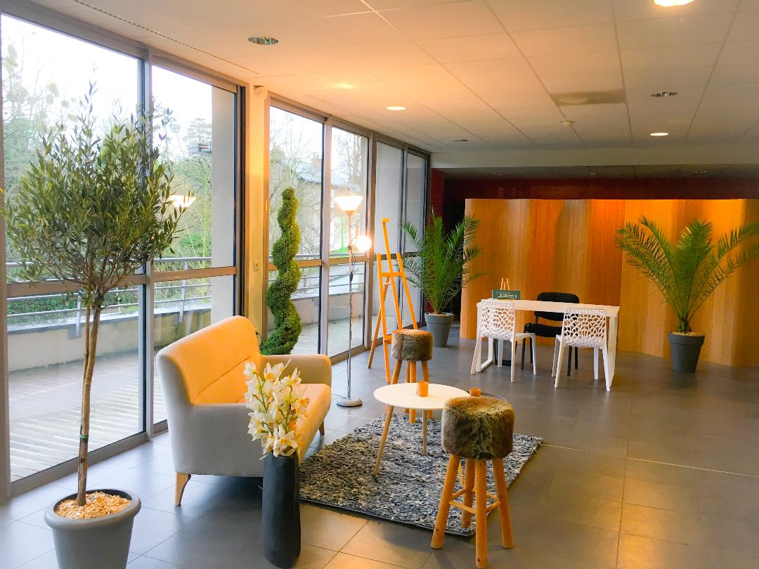 Salon cosy et bureau de vente