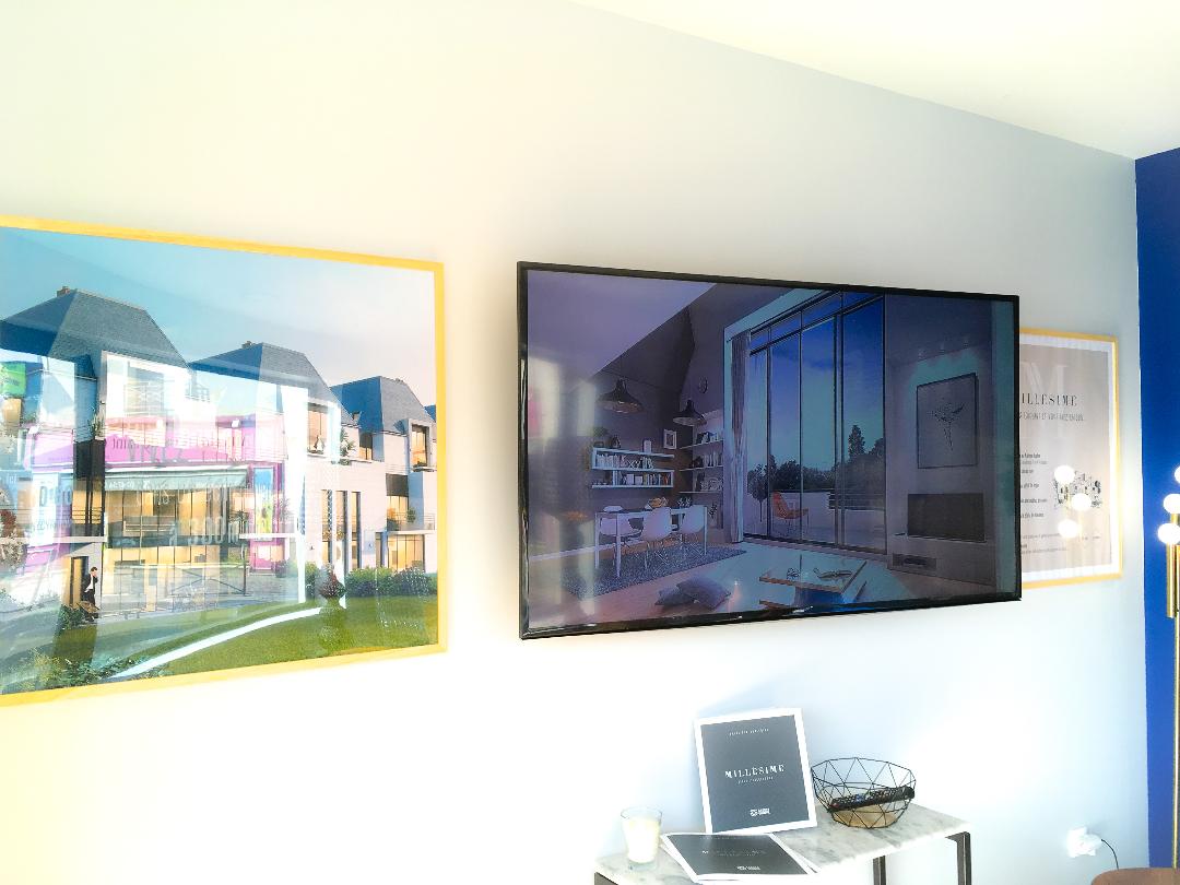 Cadres sur-mesure et TV murale pour diffusion du film