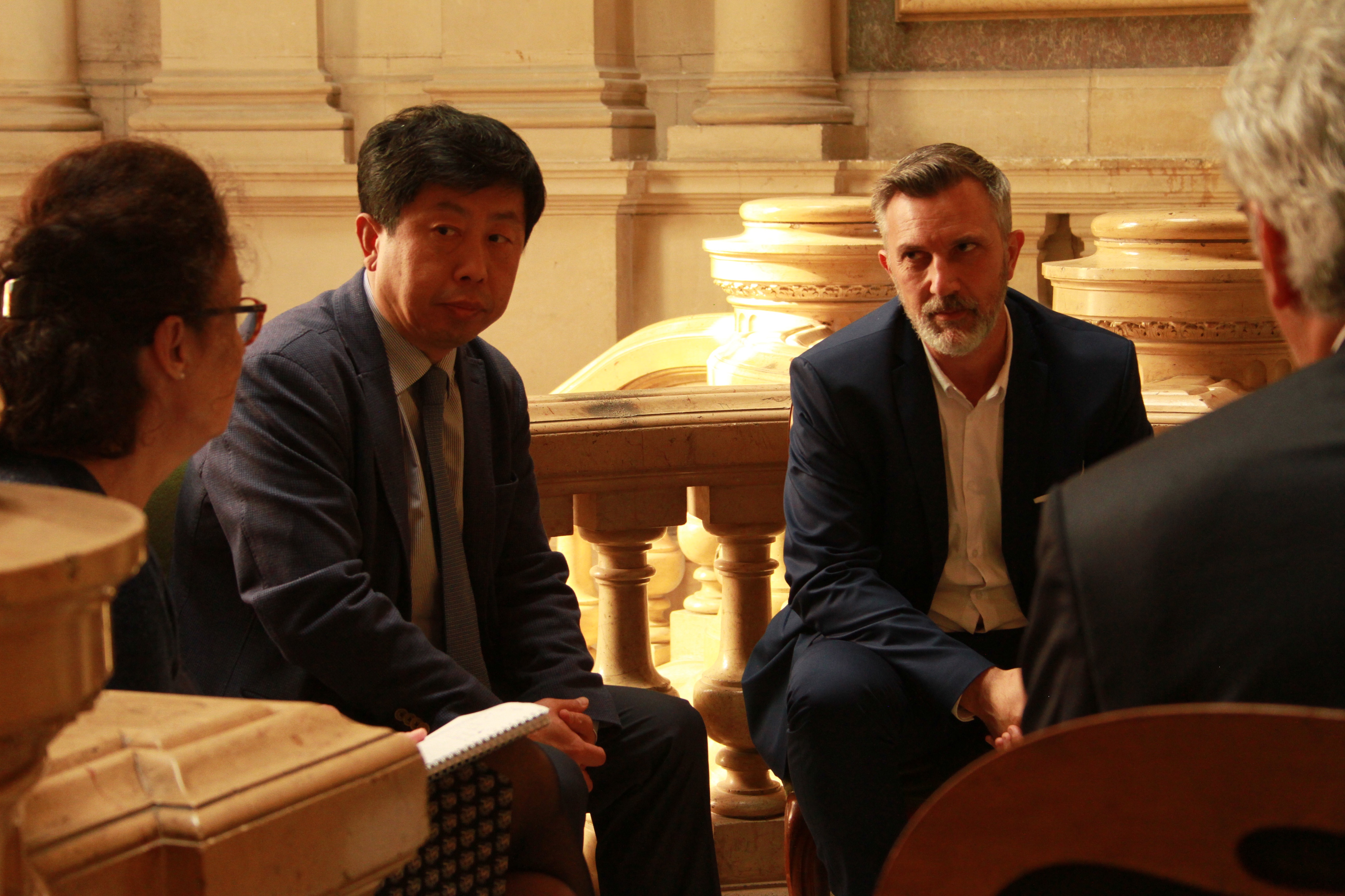 M. Wang Hongkiang & Gaël Patout à la mairie de Vannes