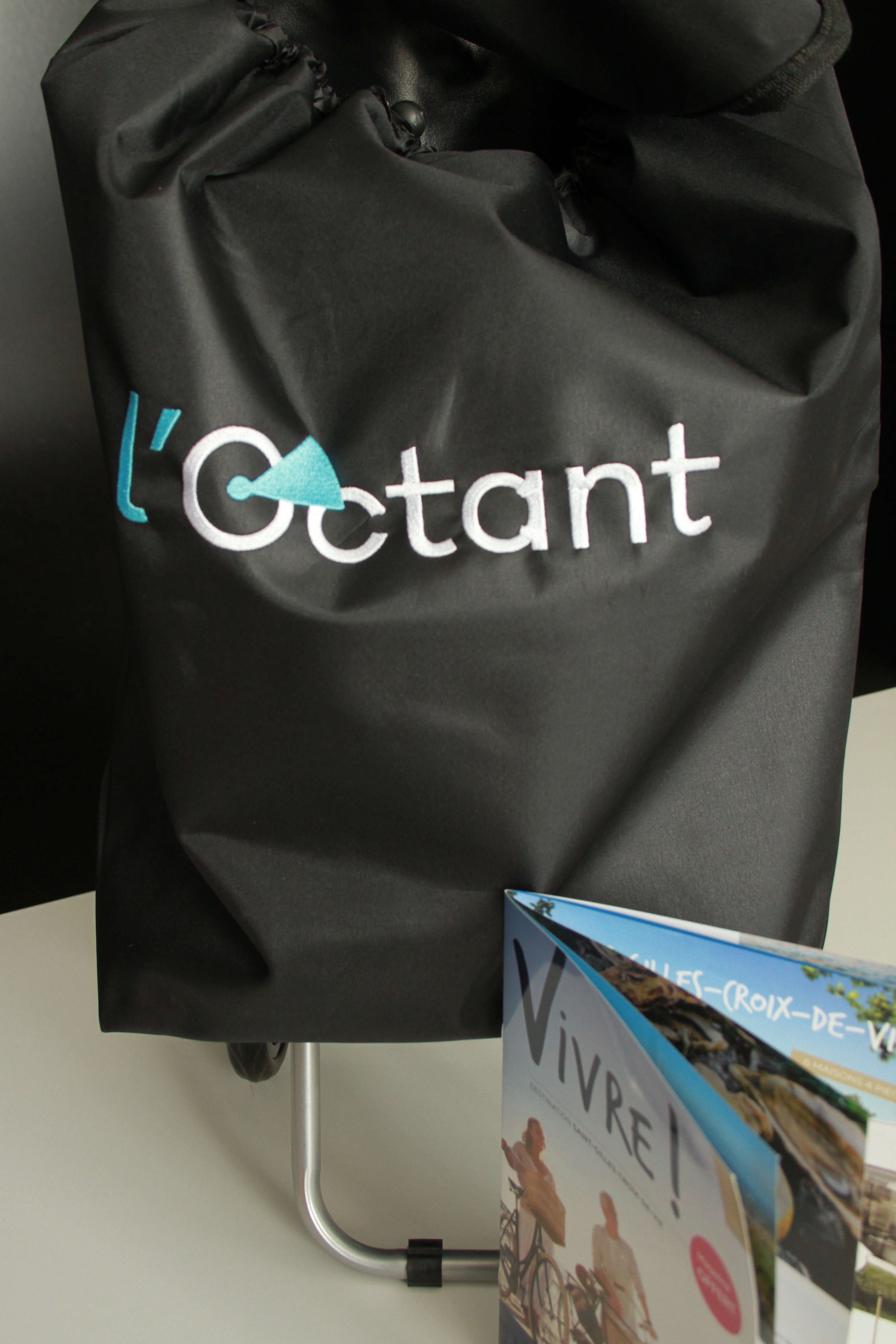 Chariot de courses et magazine L'Octant